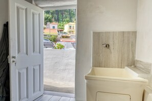Shower, hair dryer, towels, soap - Casa da Tia Celeste Ⅱ, a Home in Madeira (Ponta do Sol)