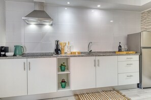 ثلاجة، ميكروويف، موقد طهي مسطح، ماكينة لصنع القهوة/الشاي