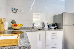 Kühlschrank, Mikrowelle, Herdplatte, Wasserkocher mit Kaffee-/Teezubehör