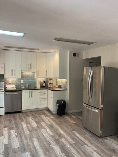Nice renovated  2-bedroom apartment with AC in Bethesda