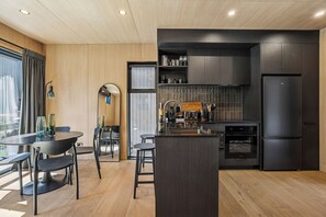 Jääkaappi, mikroaaltouuni, astianpesukone, kahvin-/teenkeitin