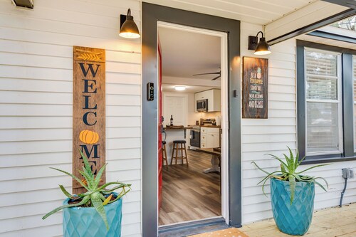 Enchanting cottage with AC in Palm Harbor - 2 bedrooms, 1 bathroom & hot tub