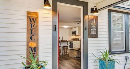 Enchanting cottage with AC in Palm Harbor - 2 bedrooms, 1 bathroom & hot tub