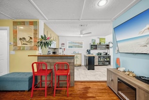 Casa | Cocina privada | Refrigerador con congelador, microondas, horno y parrilla de estufa