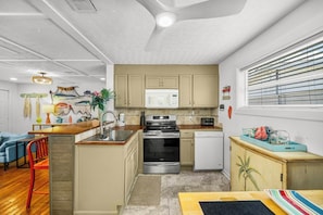 Maison | Cuisine privée | Grand réfrigérateur, micro-ondes, four, plaque de cuisson