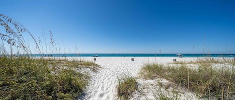 Una spiaggia nelle vicinanze, sabbia bianca