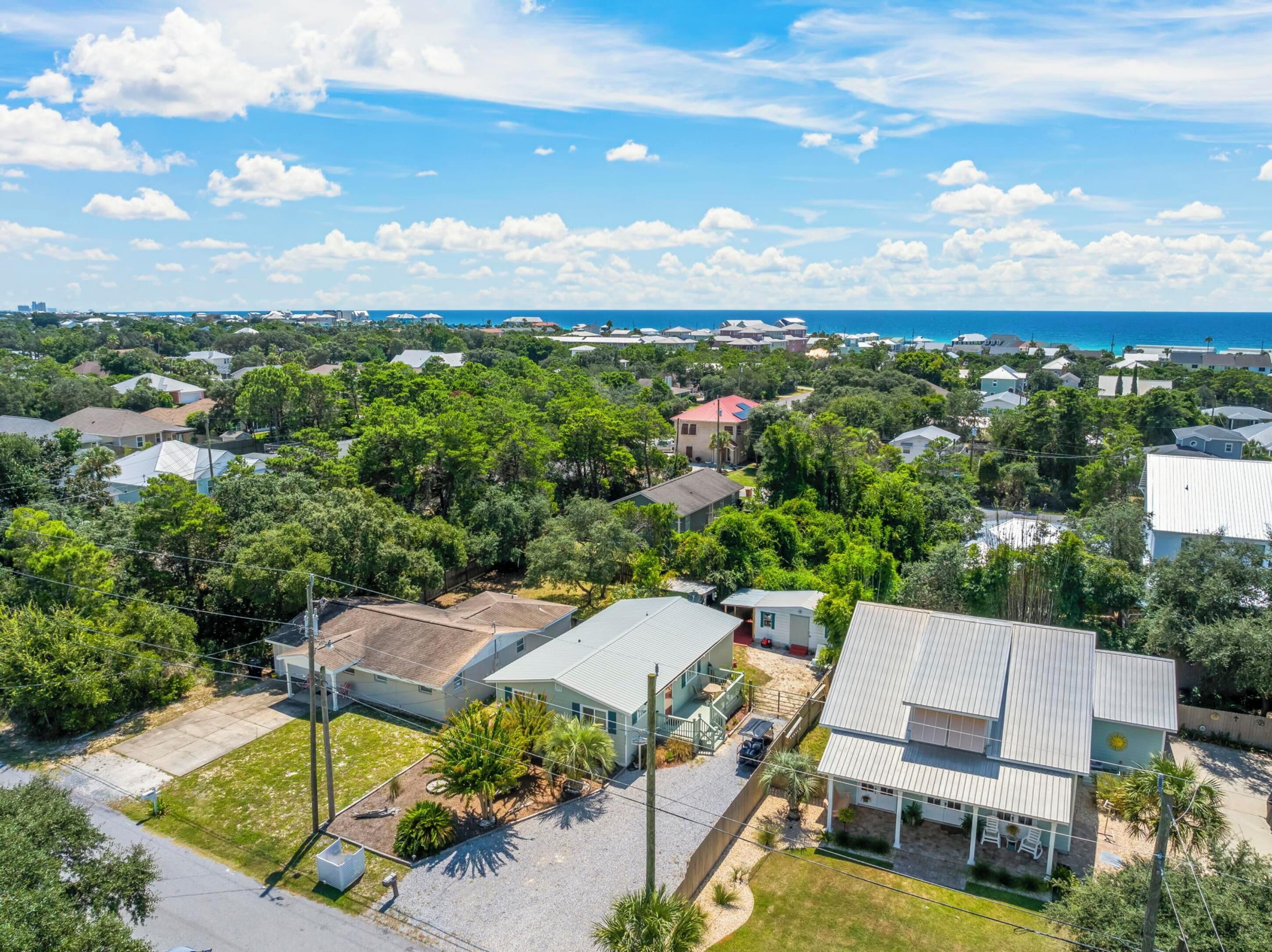 Un quartier résidentiel où les maisons sont entourées de verdure et offrent une vue sur l’océan.
