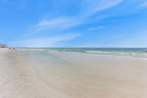 Camastros y toallas de playa