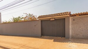 Un edificio con una reja metálica cerrada y un letrero que dice "Chácara Silveira".