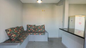 Una habitación pequeña y cerrada con un banco y una lámpara colgante.