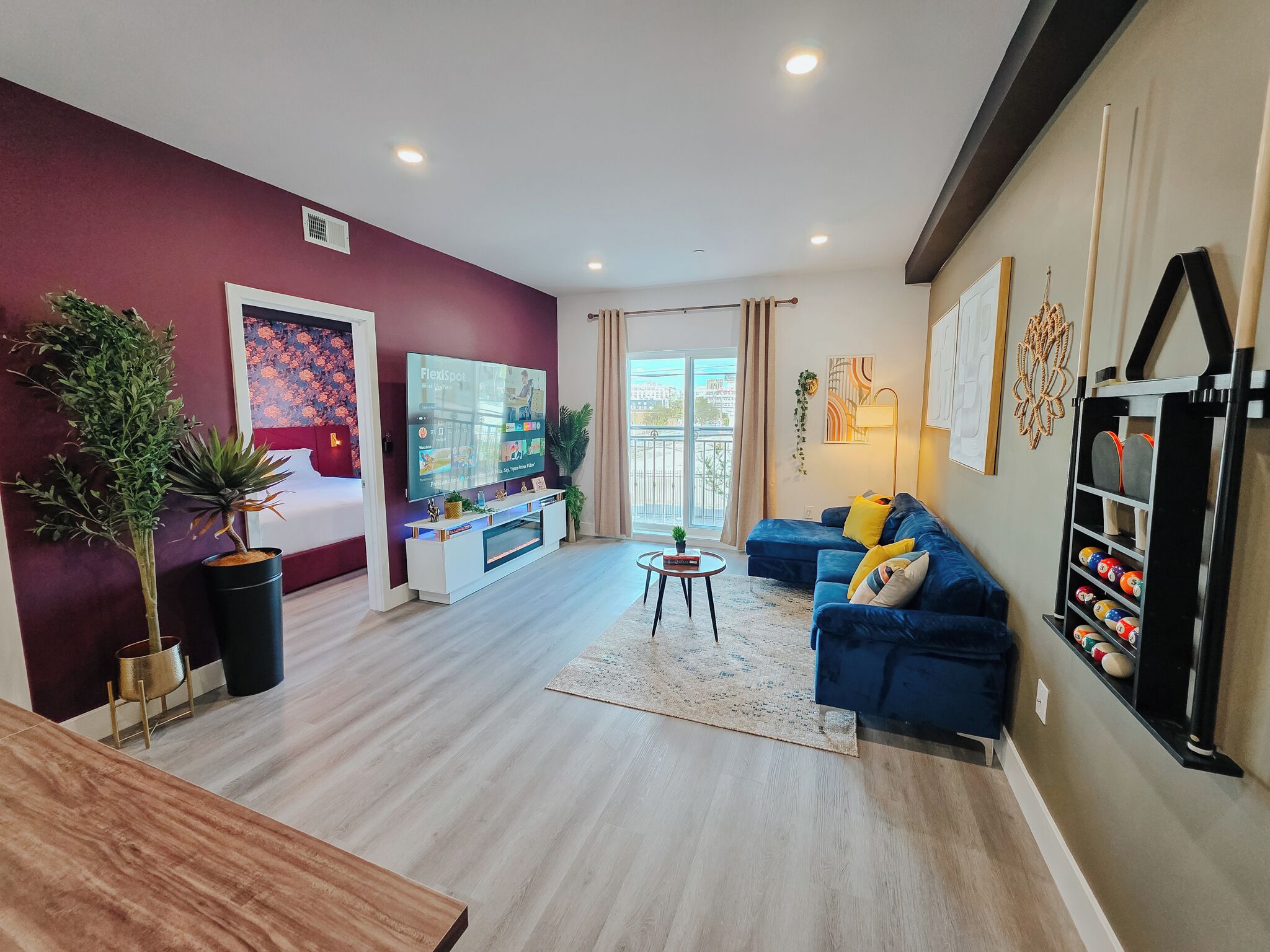 TV connectée, cheminée, table de tennis de table