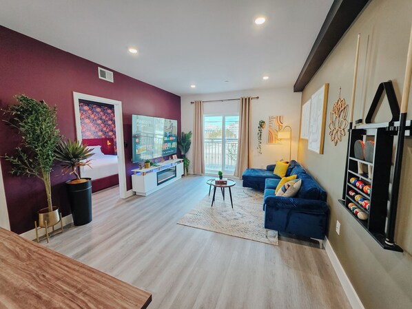 TV connectée, cheminée, table de tennis de table