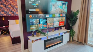 6 soverom, skrivebord, strykejern/-brett og reiseseng for barn