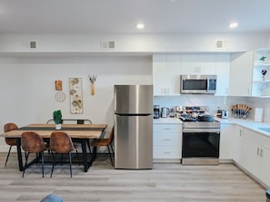Fridge, microwave, oven, stovetop - 2 Parking Spots / Sleep 14 / King Bed / Pool Table (Philadelphia)