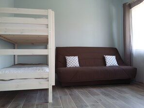 2 bedrooms, iron/ironing board, WiFi, bed sheets