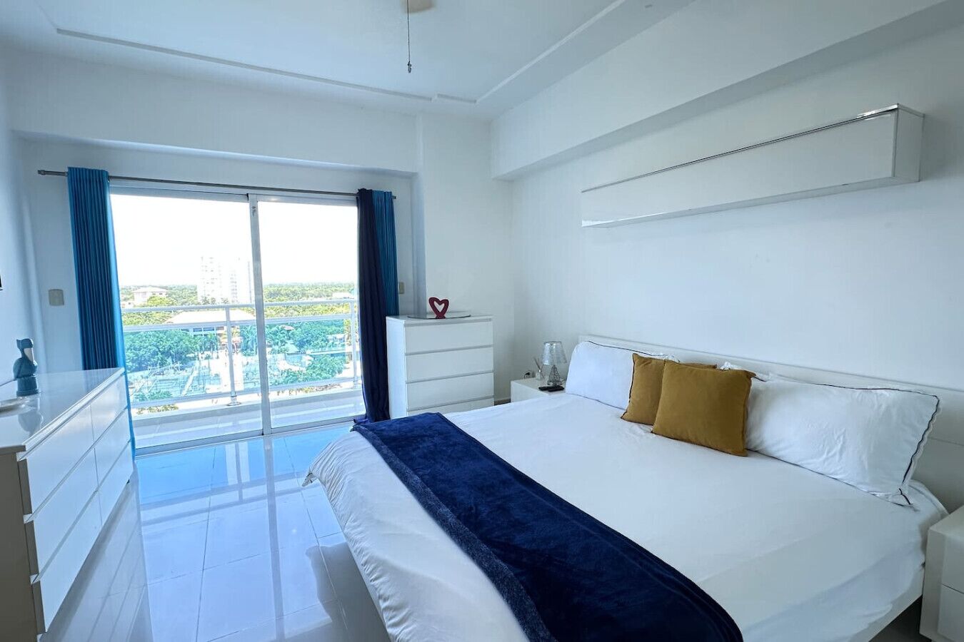 1 habitación, escritorio, tabla de planchar con plancha y wifi 