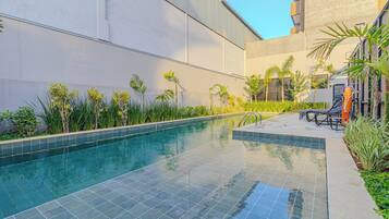 Piscina externa, funciona das 7h às 22h, espreguiçadeiras