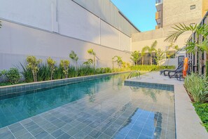 Piscina externa, funciona das 7h às 22h, espreguiçadeiras