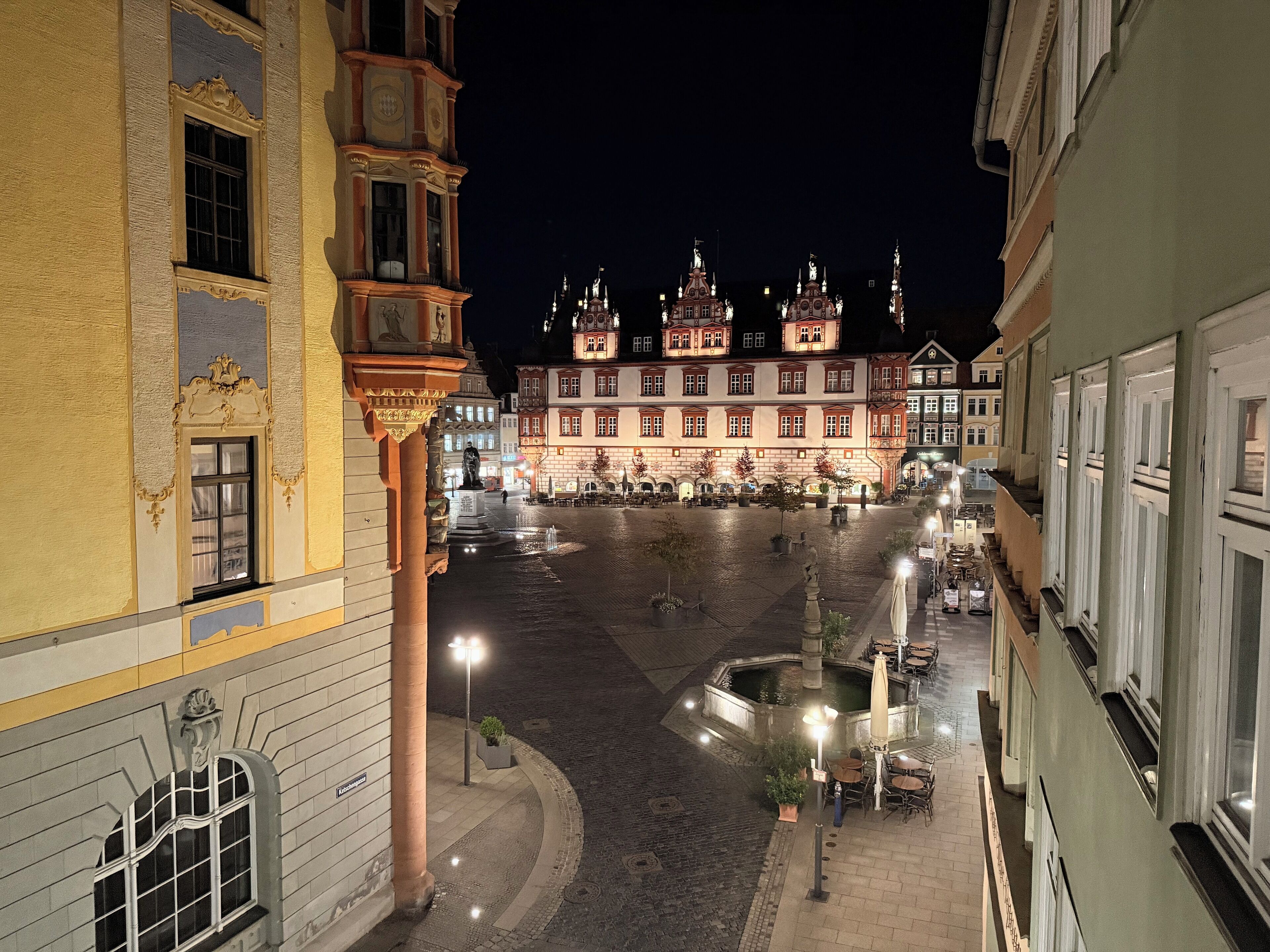Un edificio histórico con arquitectura ornamentada, un patio y zonas de estar al aire libre.