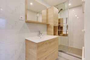 Apartment | Bathroom | Hair dryer, towels, shampoo - Amazing Apartment 1bdr/4p Beaubourg - Le Marais (Paris)