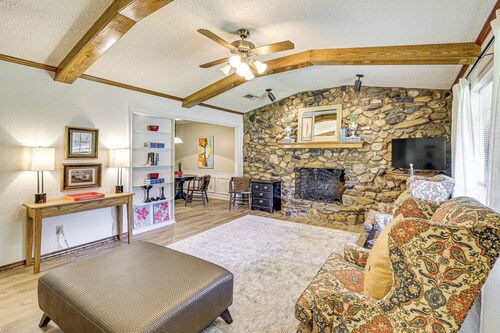 Healthcare-Worker Hub 2 Mi to Texarkana Hospitals!