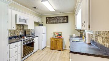 KylskÄp, mikrovÄgsugn, spishÀll och diskmaskin