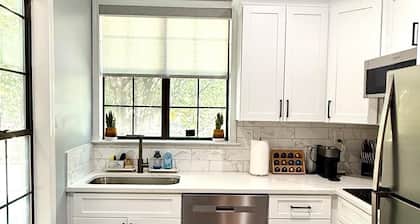 Modern Midtown Studio-Steps from Piedmont Park-Free Parking!