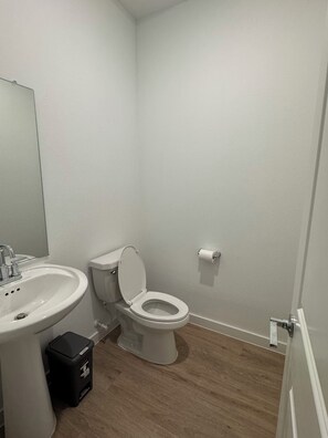 Sèche-cheveux, serviettes fournies, savon, papier toilette
