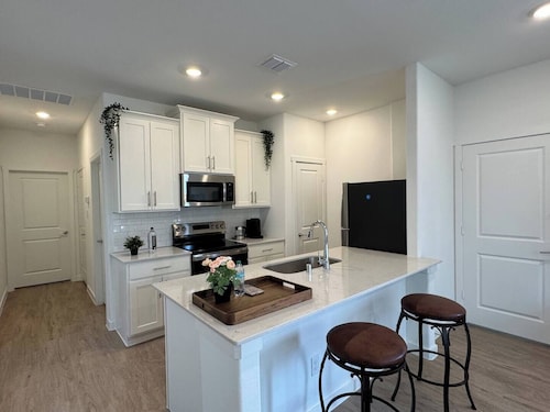 Charming PRIVATE 1-bedroom guest house in lovely Little Elm with AC