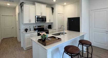 Charming PRIVATE 1-bedroom guest house in lovely Little Elm with AC