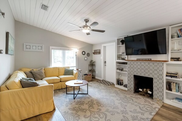 TV - Private, Quiet, Family Friendly, 5 min from Siesta Key (Sarasota)