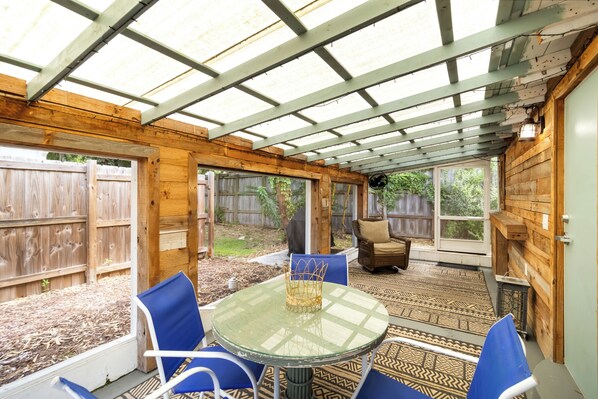 屋外ダイニングエリア