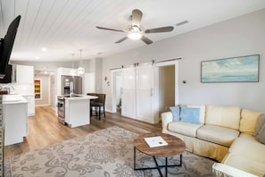 TV - Private, Quiet, Family Friendly, 5 min from Siesta Key (Sarasota)