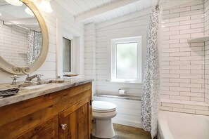 Shower, hair dryer, towels, soap - Private, Quiet, Family Friendly, 5 min from Siesta Key (Sarasota)