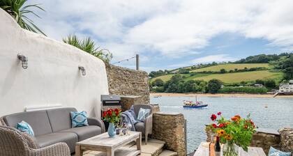 Ferry Cottage - a cottage that sleeps 4 guests in 2 bedrooms
