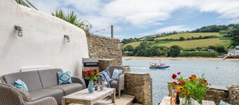 Ferry Cottage - a cottage that sleeps 4 guests in 2 bedrooms