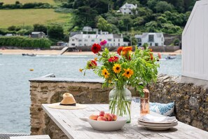 Outdoor dining - Ferry Cottage -  a cottage that sleeps 4 guests  in 2 bedrooms (Salcombe)
