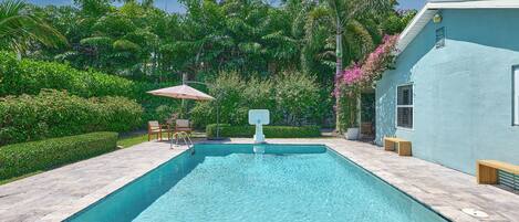 حمّام سباحة خارجي، حمّام سباحة مُدفَّأ