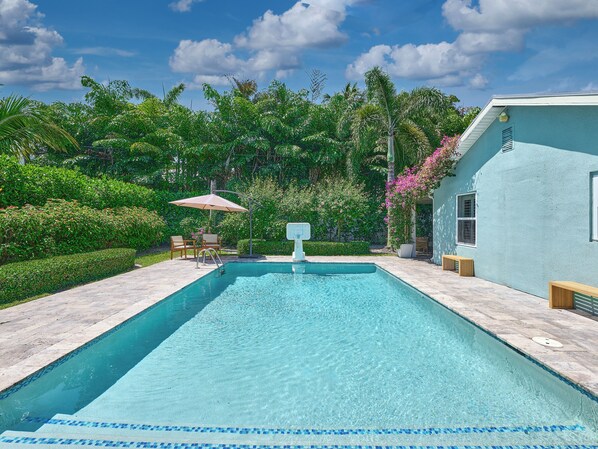 حمّام سباحة خارجي، حمّام سباحة مُدفَّأ