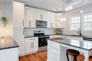 Microondas, horno, placa de cocina y lavavajillas