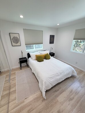 2 bedrooms, WiFi, bed sheets - Terrific 2-bedroom house with in the heart of Hollywood! (Los Angeles)