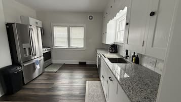 Microondas, horno, parrilla de estufa y lavavajillas