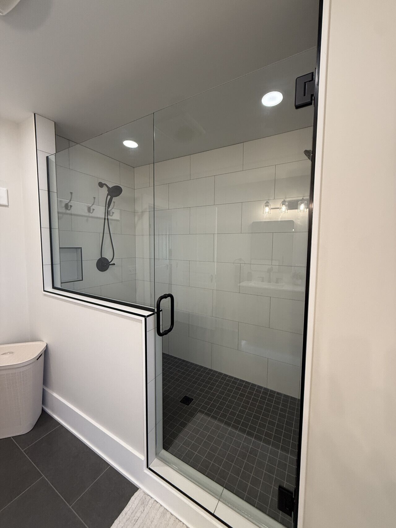 Douche, sèche-cheveux, serviettes fournies