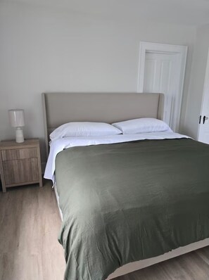 5 bedrooms, iron/ironing board, free WiFi, bed sheets