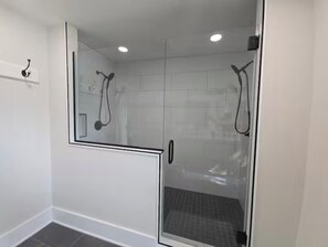 SĂšche-cheveux, serviettes fournies