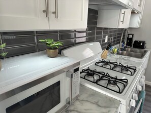 Refrigerador, microondas, horno, placa de cocina