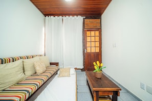 Family Room | Living room | 32-inch flat-screen TV with satellite channels