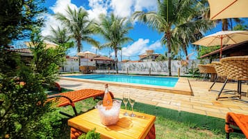 Piscina externa, funciona das 9h às 20h, guarda-sóis, espreguiçadeiras