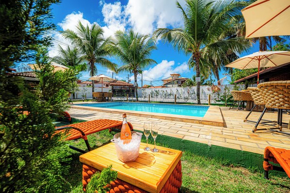 Piscina externa, funciona das 9h às 20h, guarda-sóis, espreguiçadeiras
