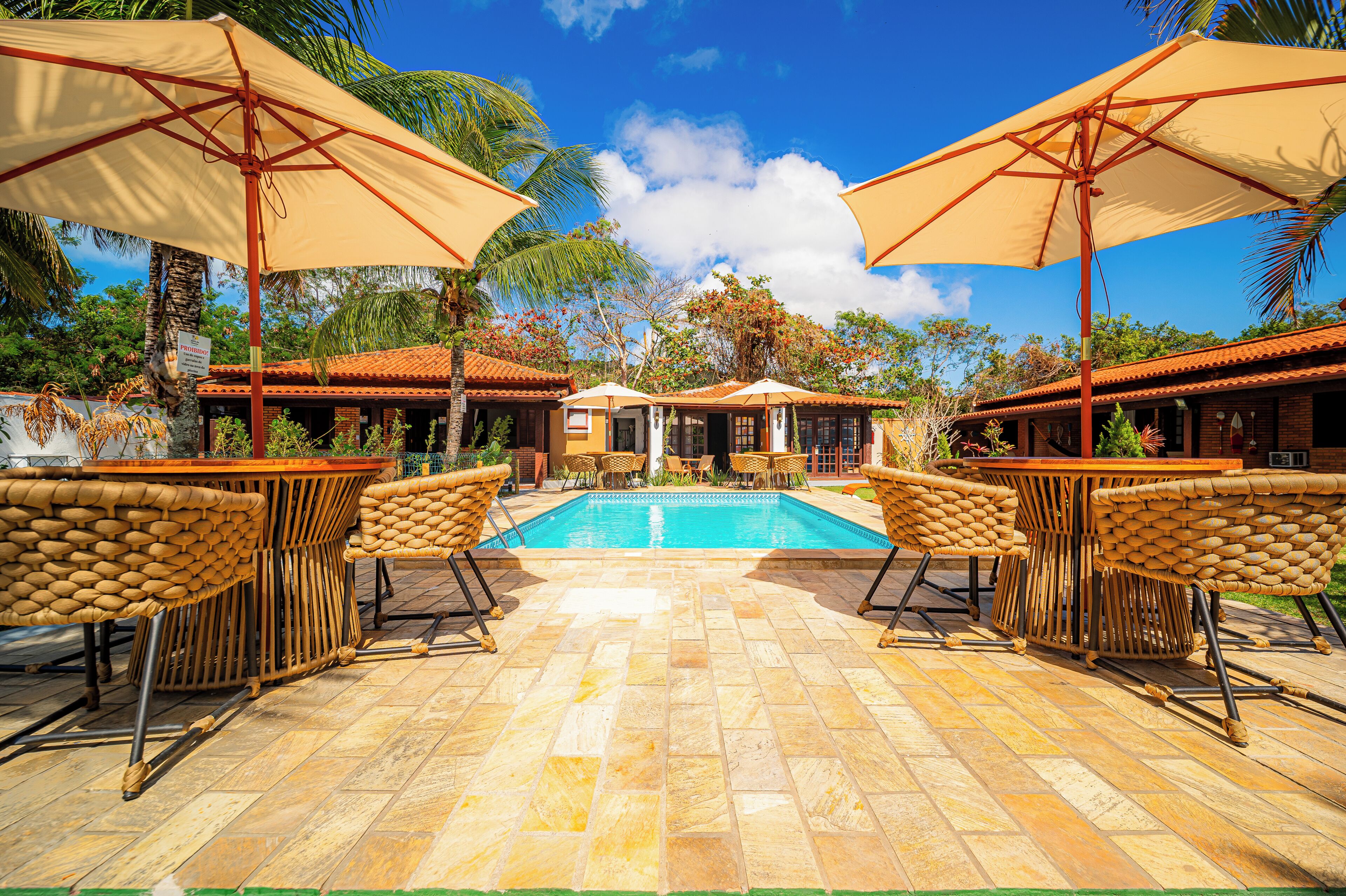 Ulkouima-allas avoinna 9.00–20.00, aurinkovarjoja, aurinkotuoleja